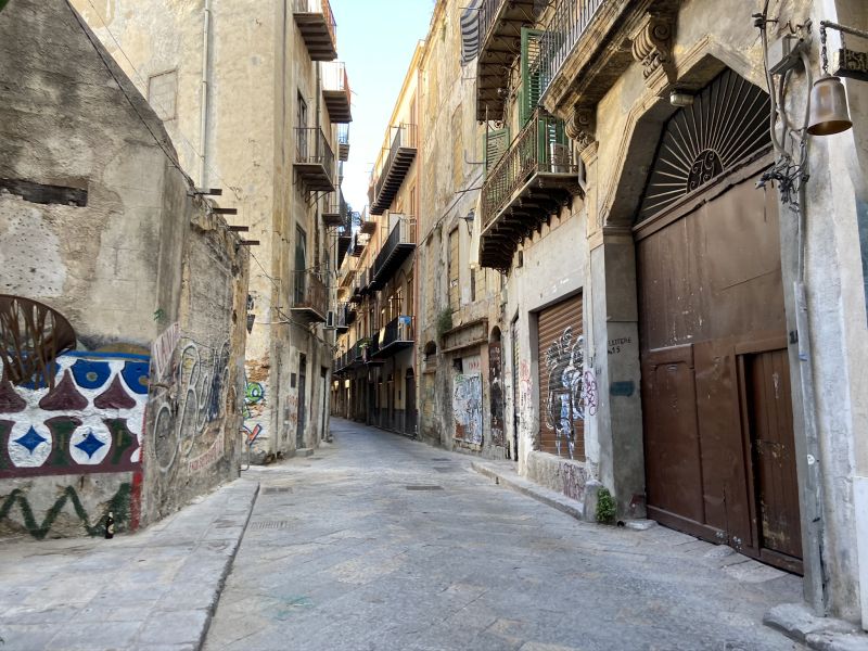 Via dei Materassai, il portone di accesso a Palazzo Ingham [Foto: Maria Teresa Natale, CC BY NC SA]