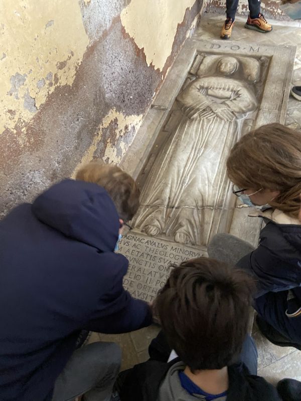 Imparare a osservare e interpretare sotto il portico della Basilica dei Santi XII Apostoli [Foto: Associazione culturale GoTellGo, CC BY NC ND]