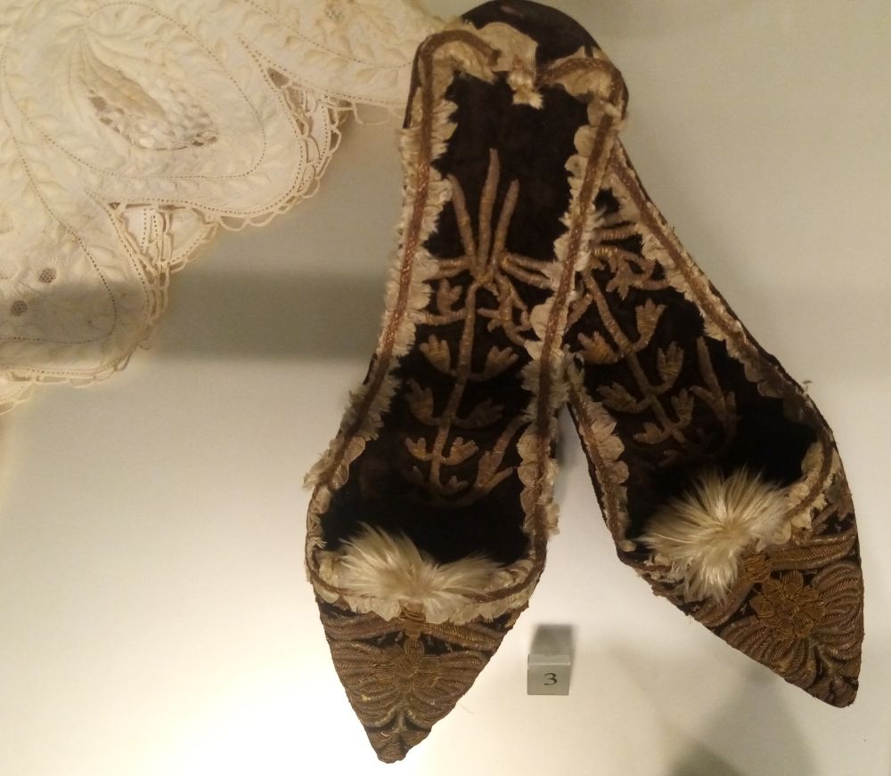 Museo Napoleonico, Pantofole di Paolina Bonaparte [Foto: Associazione culturale GoTellGo / Chiara Morabito, CC BY NC SA]